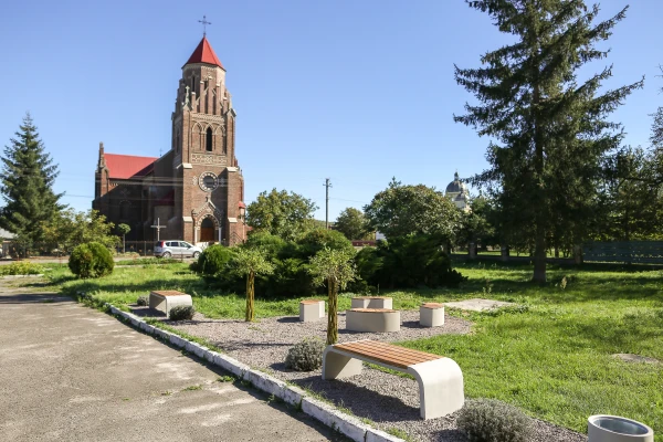 Renovated park area in Staryi Dobrotvir