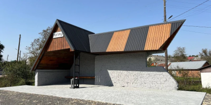 The renovated bus stop in the village of Pohirtsi